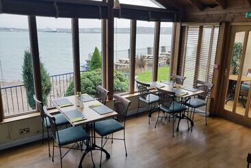 تختخواب و صبحانه Ferry House Inn