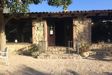 هتل Agriturismo Roba Degli Ulivi