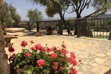 هتل Agriturismo Roba Degli Ulivi