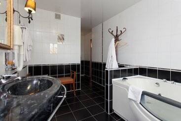 Amaks Premier Hotel