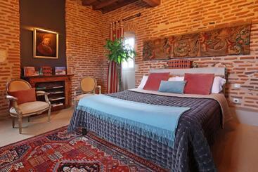 هتل Chambres D Hôtes La Tour Sainte Cécile