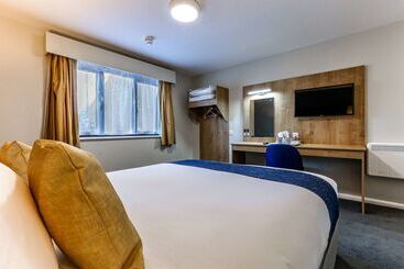 هتل Days Inn London Stansted Airport
