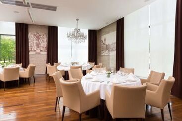 هتل Doubletree By Hilton  Novosibirsk