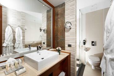 هتل Doubletree By Hilton  Novosibirsk