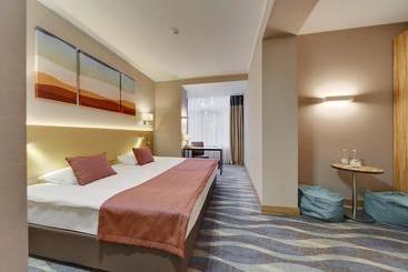 هتل Repino Cronwell Park  & Spa