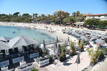 Royal Antibes Luxury Hotel, Résidence, Beach & Spa