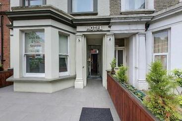 هتل Simply Rooms & Suites