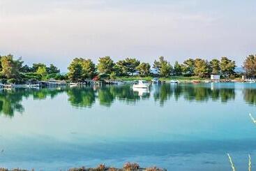هتل Xenios Port Marina