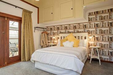 تختخواب و صبحانه Pepper Tree Villa