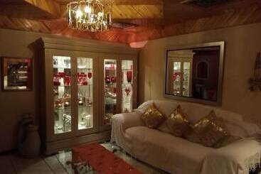 تختخواب و صبحانه Reemaros Guest House
