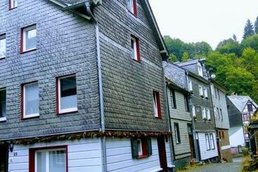 Auberge Hôtelière Hier & Jetzt In Monschau City