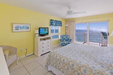 Destin Towers   Middle Unit On The Beach!