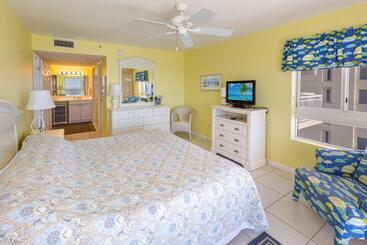 Destin Towers   Middle Unit On The Beach!