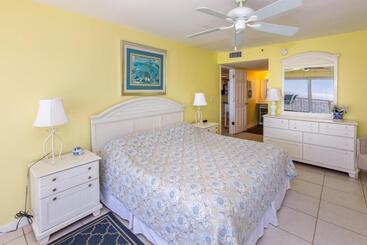 Destin Towers   Middle Unit On The Beach!