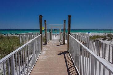Destin Towers   Middle Unit On The Beach!
