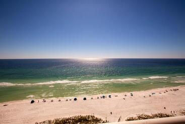 Destin Towers   Middle Unit On The Beach!