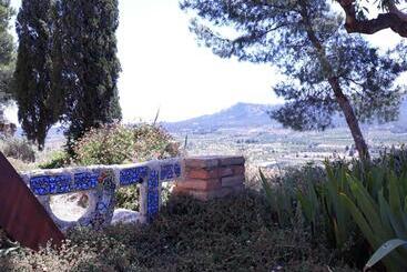 تختخواب و صبحانه Casa La Foradada