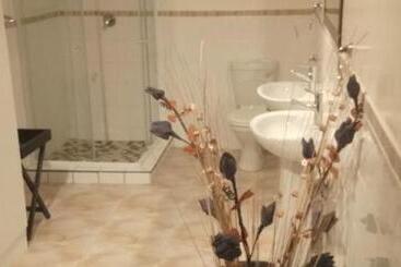 پانسیون Azrielle Guesthouse