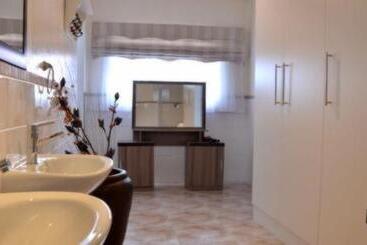 پانسیون Azrielle Guesthouse