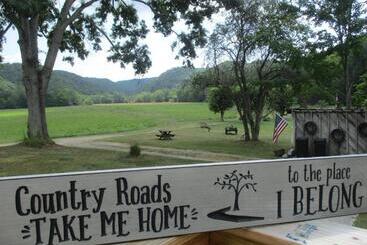 ホテル The Best! Gorgeous Cabin W Antiques For 2, Near Princeton  I 77
