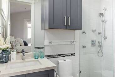 پانسیون Vancouver West Cozy Retreat By Host Launch