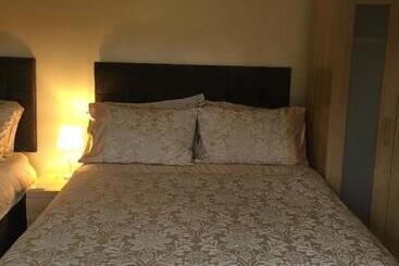 تختخواب و صبحانه The Townhouse B And B