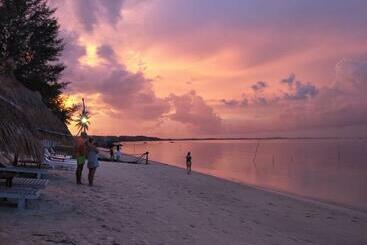 Madu Tiga Beach And Resort