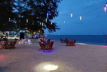 Madu Tiga Beach And Resort