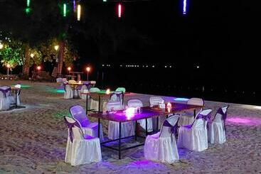 Madu Tiga Beach And Resort