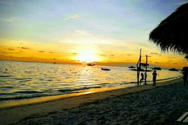 Madu Tiga Beach And Resort
