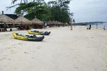 Madu Tiga Beach And Resort
