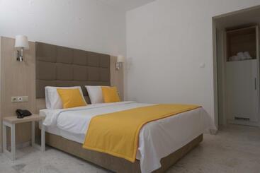 استراحتگاه Aristoteles Holiday Hotel And Spa