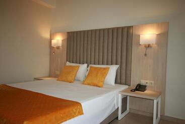 استراحتگاه Aristoteles Holiday Hotel And Spa