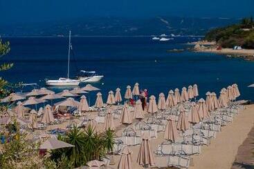 استراحتگاه Aristoteles Holiday Hotel And Spa