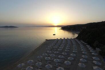 استراحتگاه Aristoteles Holiday Hotel And Spa