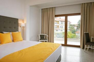 استراحتگاه Aristoteles Holiday Hotel And Spa