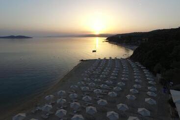 استراحتگاه Aristoteles Holiday Hotel And Spa