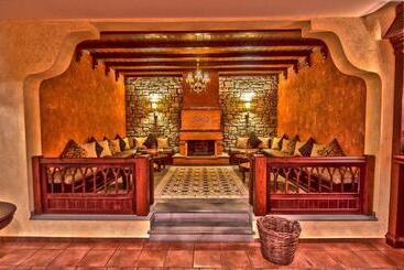 هتل Doupiani House