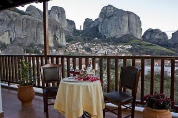 هتل Doupiani House