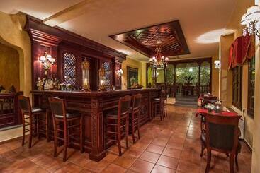 هتل Doupiani House