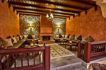 هتل Doupiani House