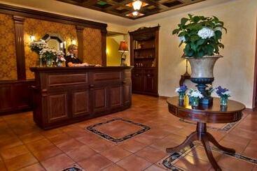هتل Doupiani House