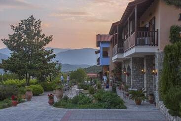 هتل Doupiani House