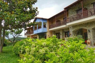 هتل Doupiani House