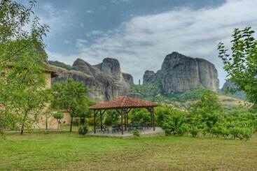 هتل Doupiani House