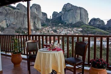 هتل Doupiani House
