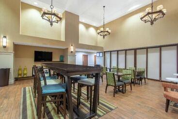 هتل Hampton Inn & Suites Albanyairport