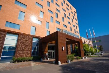 هتل Hilton Garden Inn Santiago Airport