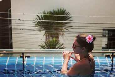 هتل Lae Lay Suites