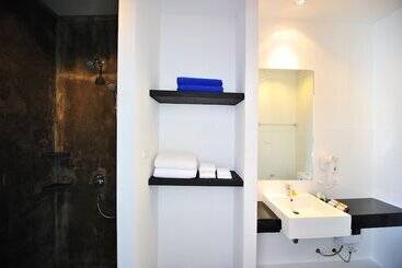 هتل Lae Lay Suites